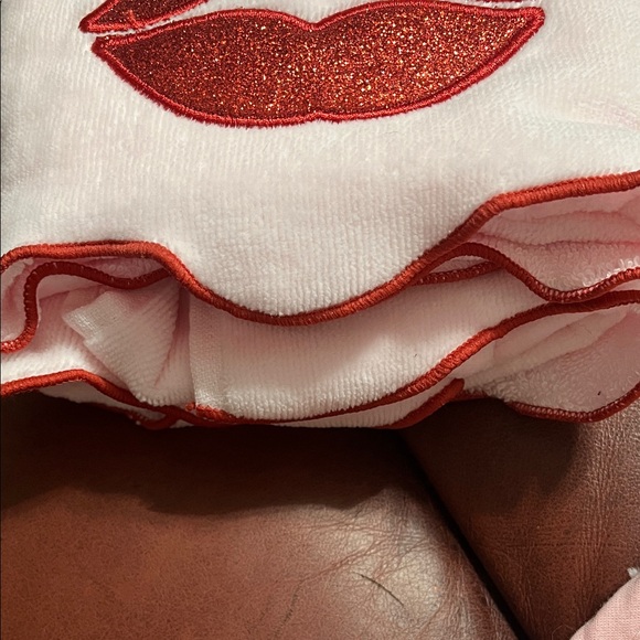 Kassatex Pink and Red Lip Bath Mat and 2 hand towels - Picture 6 of 6